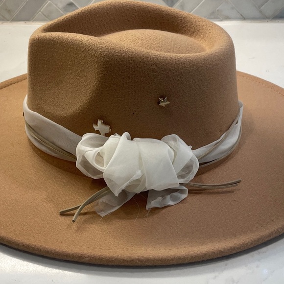 Flea Style Tan Women\'s Hat with White Accent TX pin main image 5
